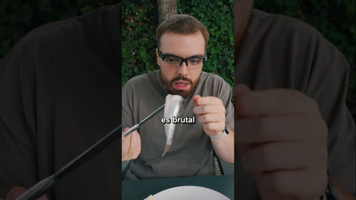 Probando el surströmming, la comida más asquerosa del mundo