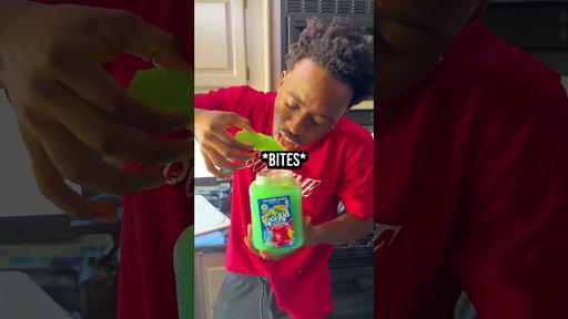 Kai Cenat Tries The Viral Kool-Aid Pineapple Jar 😂