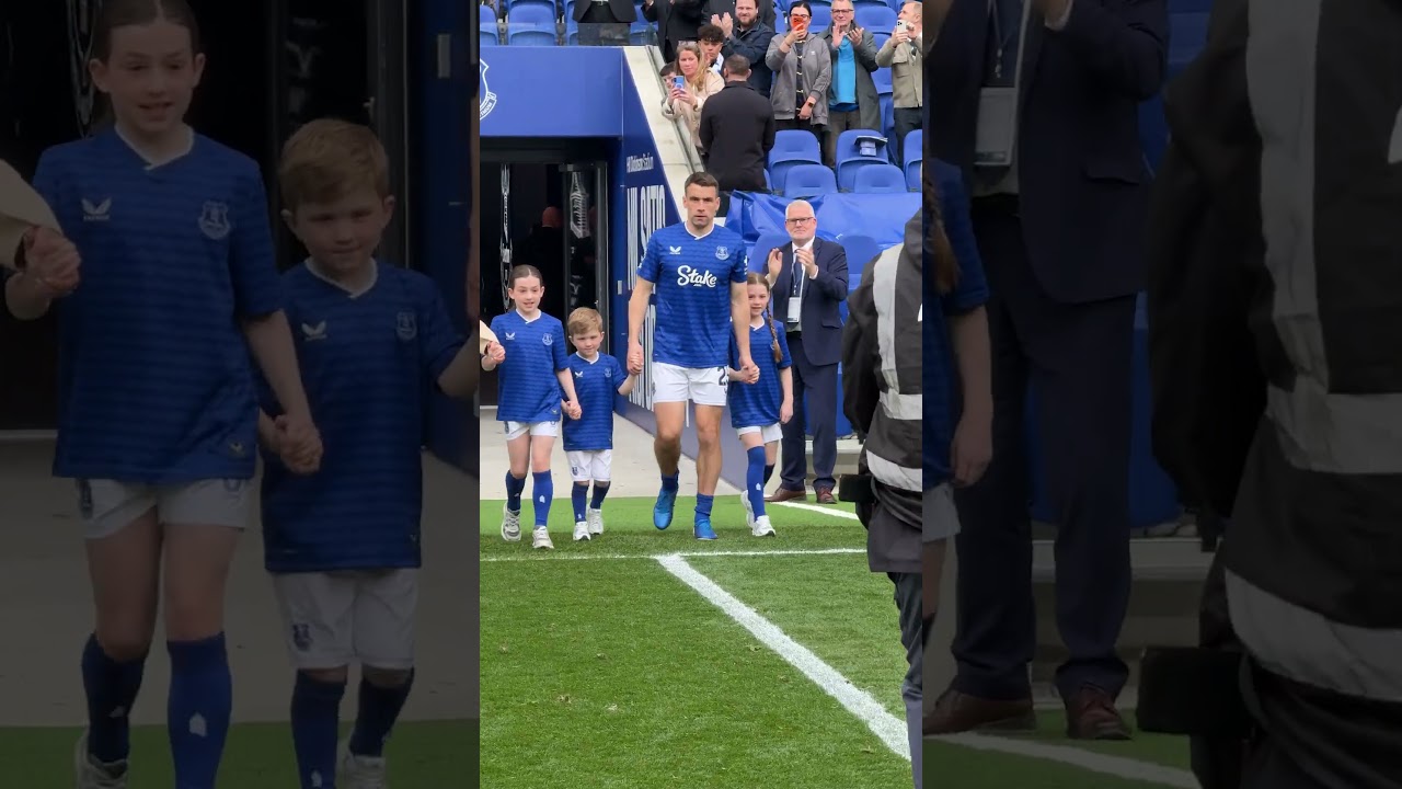 A SPECIAL moment for Seamus Coleman and his family and Everton players form guard of honour. 💙