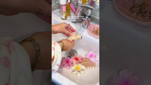 your sign to clean your brushes + clips 🫧🎀#asmr #cleanwithme #cleaningasmr #cleaningmotivation