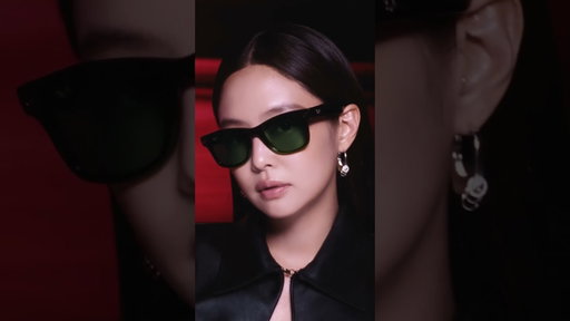Jennie wears the iconic Ray-Ban Meta Wayfarer.