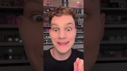 🎥 Title“Full Face Makeup Reaction 😱 Viral Makeup Powder Test!”
