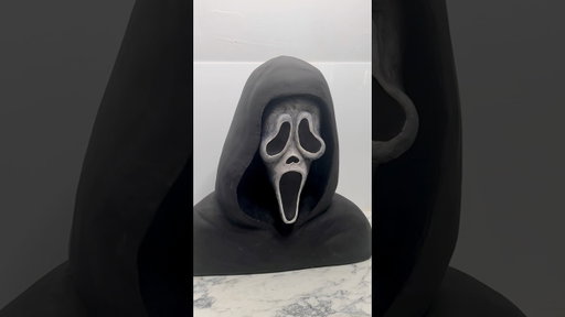 Would you slice this SCREAM cake? 🍰