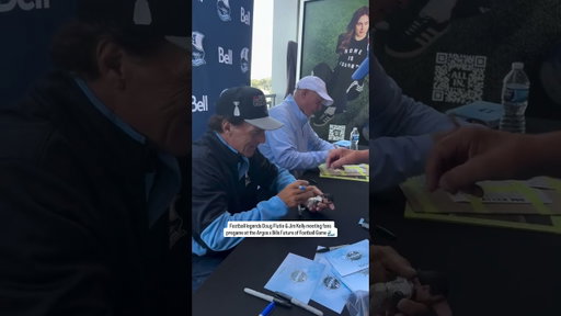 Autographs hit different when it’s Flutie & Kelly behind the table 👀