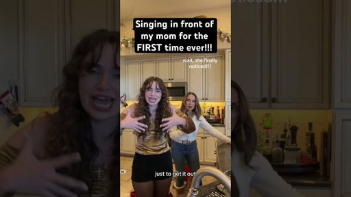 i can’t believe my dog started singing with me!!!! #singer #singing #cover #whatsup #fournonblondes
