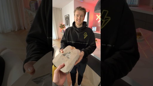 I Stole Lachlan's 10 Million Plaque 🤫