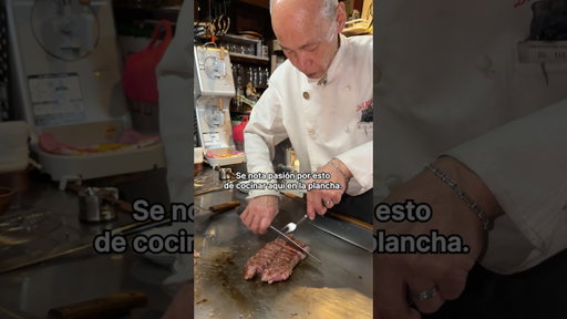 Señor de 72 años cocinando en su Teppanyaki en Japón