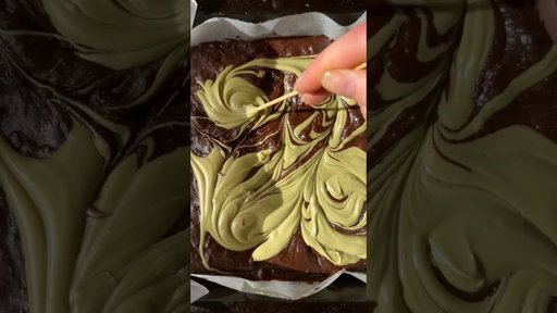 Your new fave way to get your pistachio fix ✨💚 #dessert #brownies #shorts