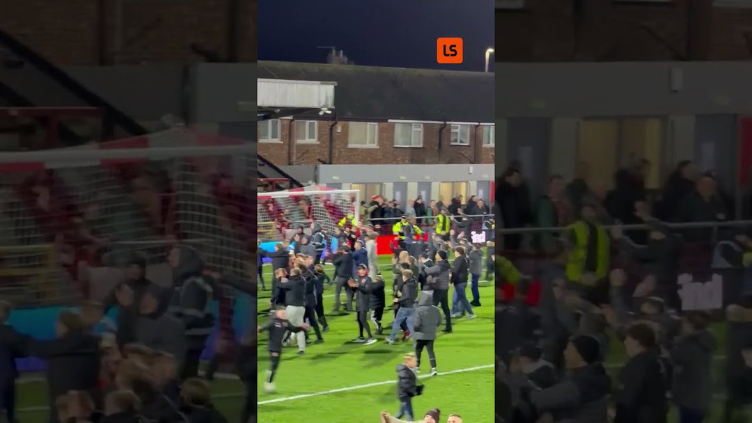 Fleetwood Fans Had ONE Idea During Pitch Invasion Vs Arsenal 😅