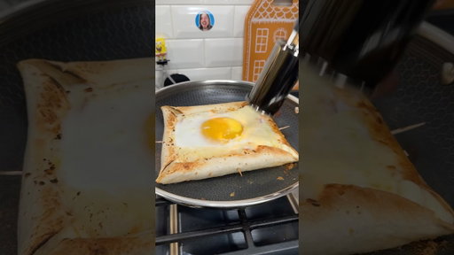 Breakfast stuffed crust pizza 🍳 #shorts
