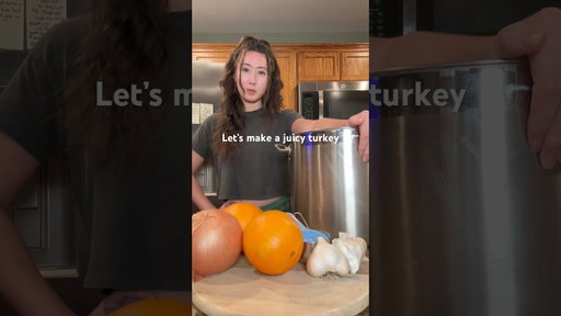 Making a JUICY thanksgiving turkey 🦃 #thanksgivingturkey #turkeyrecipe #juicyturkey #turkeybrine