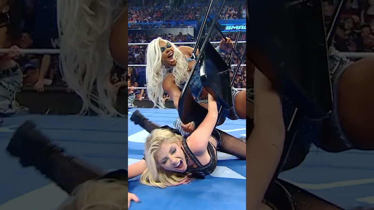 BENT HER ARM BACK!!! And forcing Charlotte to watch this is straight up diabolical 😫👎👎 #SmackDown