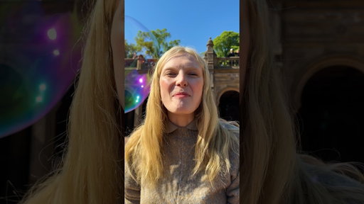 Alex Consani’s Tory Burch Bubble Moment Is Pure Joy | Tory Burch