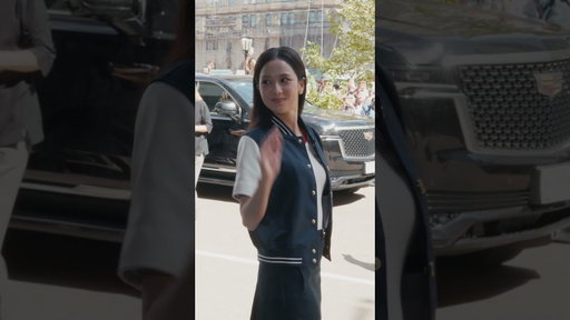 TOMMY HILFIGER | JISOO arrives to the Tommy Hilfiger Spring 2027 show at The Plaza