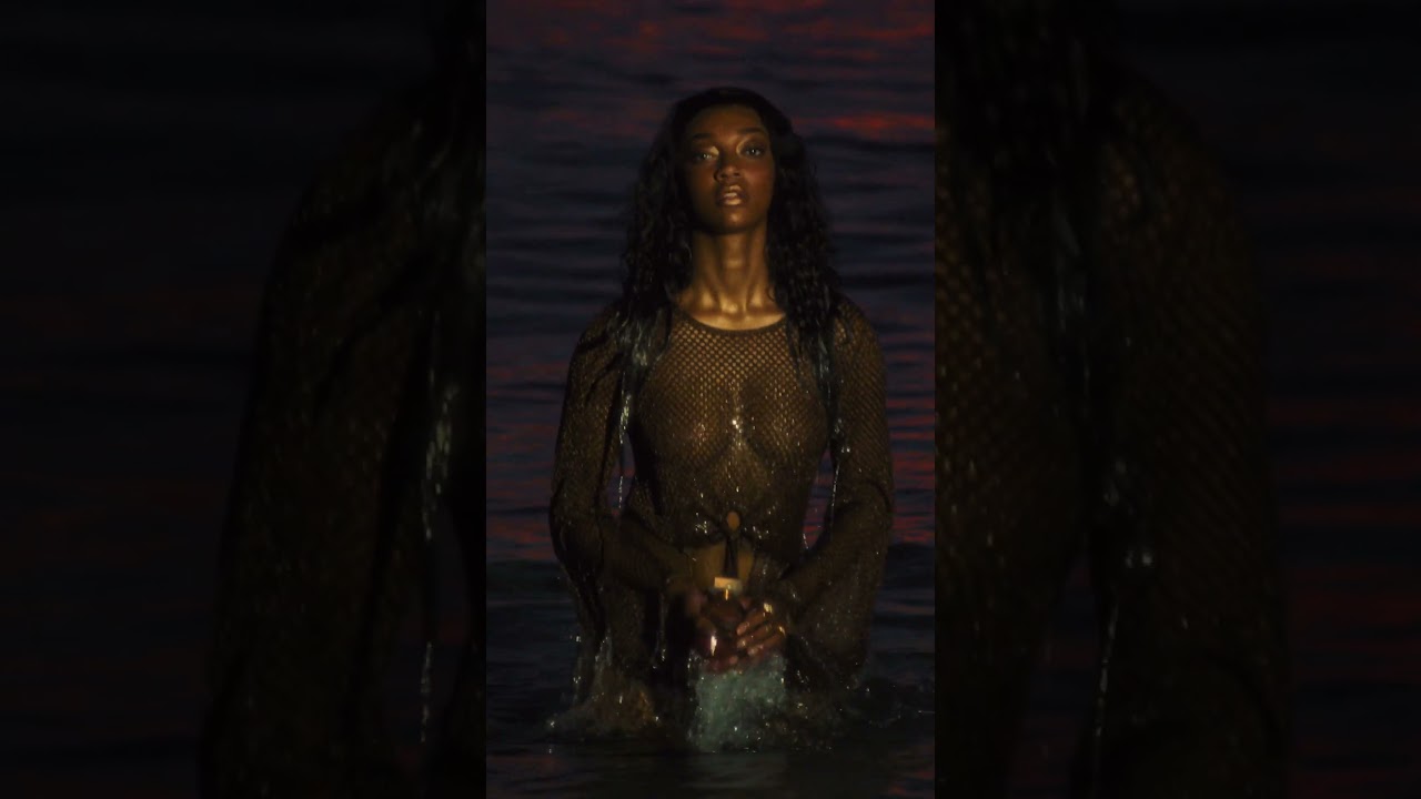 This season, the Bombshell Bronze Eau de Parfum is stealing the show. And so is Angel Reese.