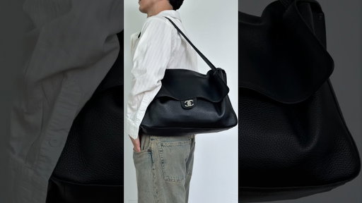 What’s in my Chanel Maxi Flap (38.5cm) | Bag Tour, What’s In My Bag #chanel  #whatsinmybag