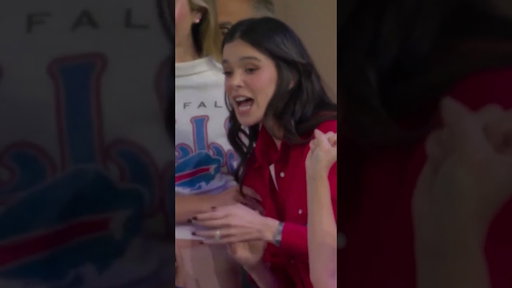 Hailee Steinfeld cheering on Josh Allen 🥹 #shorts