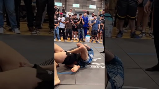 Even the ref was impressed by this guard pass 🔥