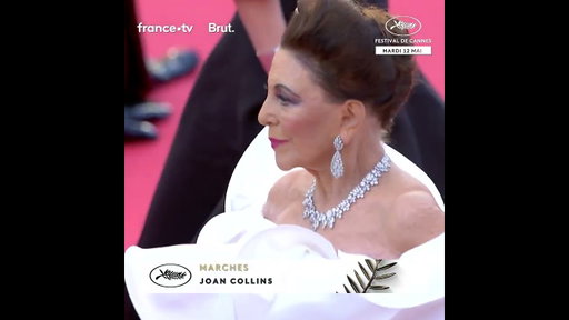Dame Joan Collins rayonne sur les marches de Cannes !