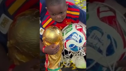 Lamine Yamal’s brother licking the World Cup trophy 😭