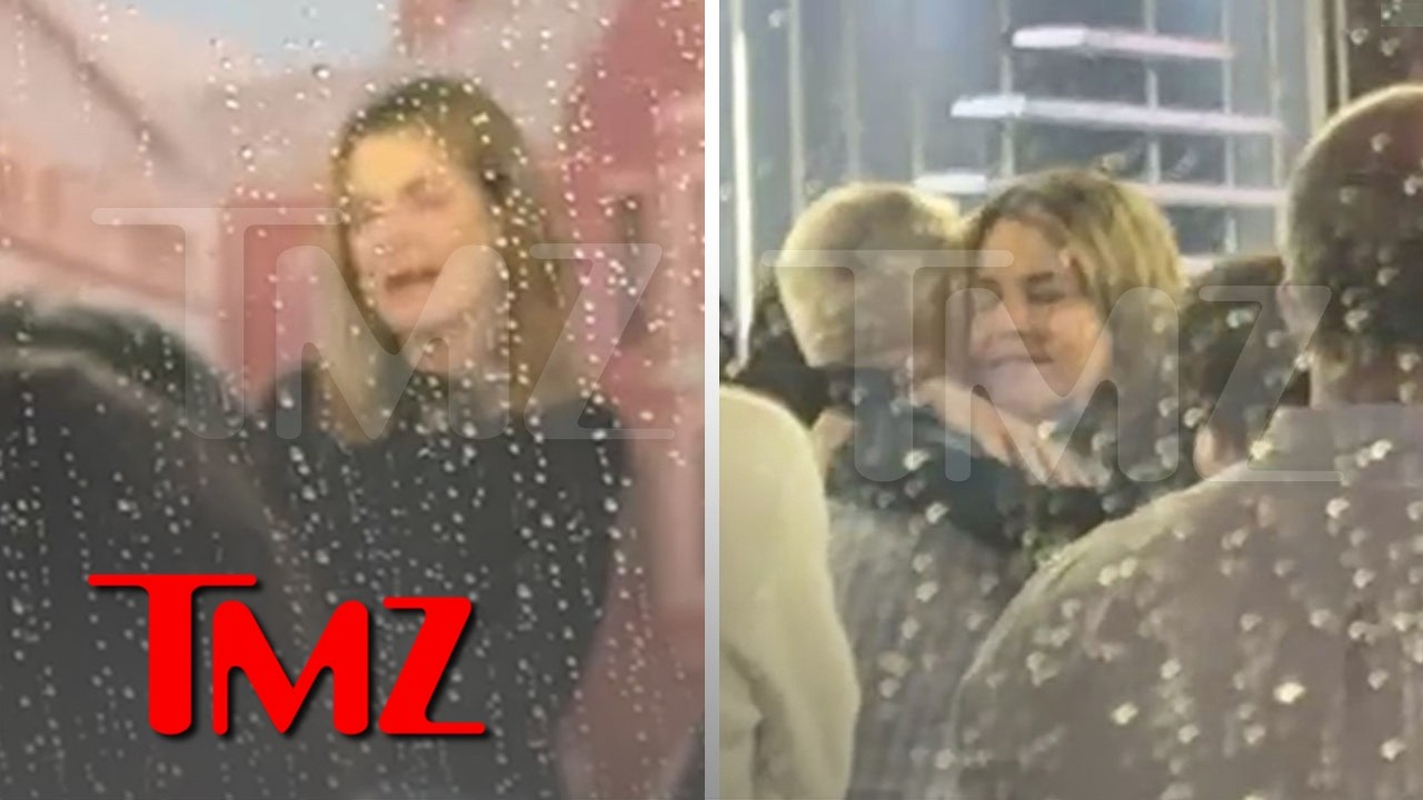 Savannah Guthrie Returns To NBC's New York Office, Hoda Kotb In Tears | TMZ