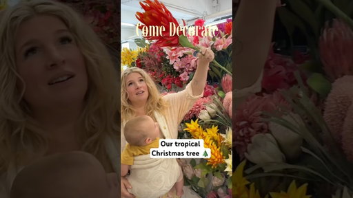 Come decorate our tropical Christmas tree with our family!