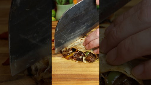 Steak fajita quesadilla 🥵. I have a cookbook out called My Mexican Favorites. Link in my bio 🙏🏻