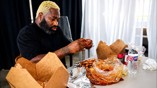 Adrien Broner Enjoys A Hot Seafood Boil! 🤤