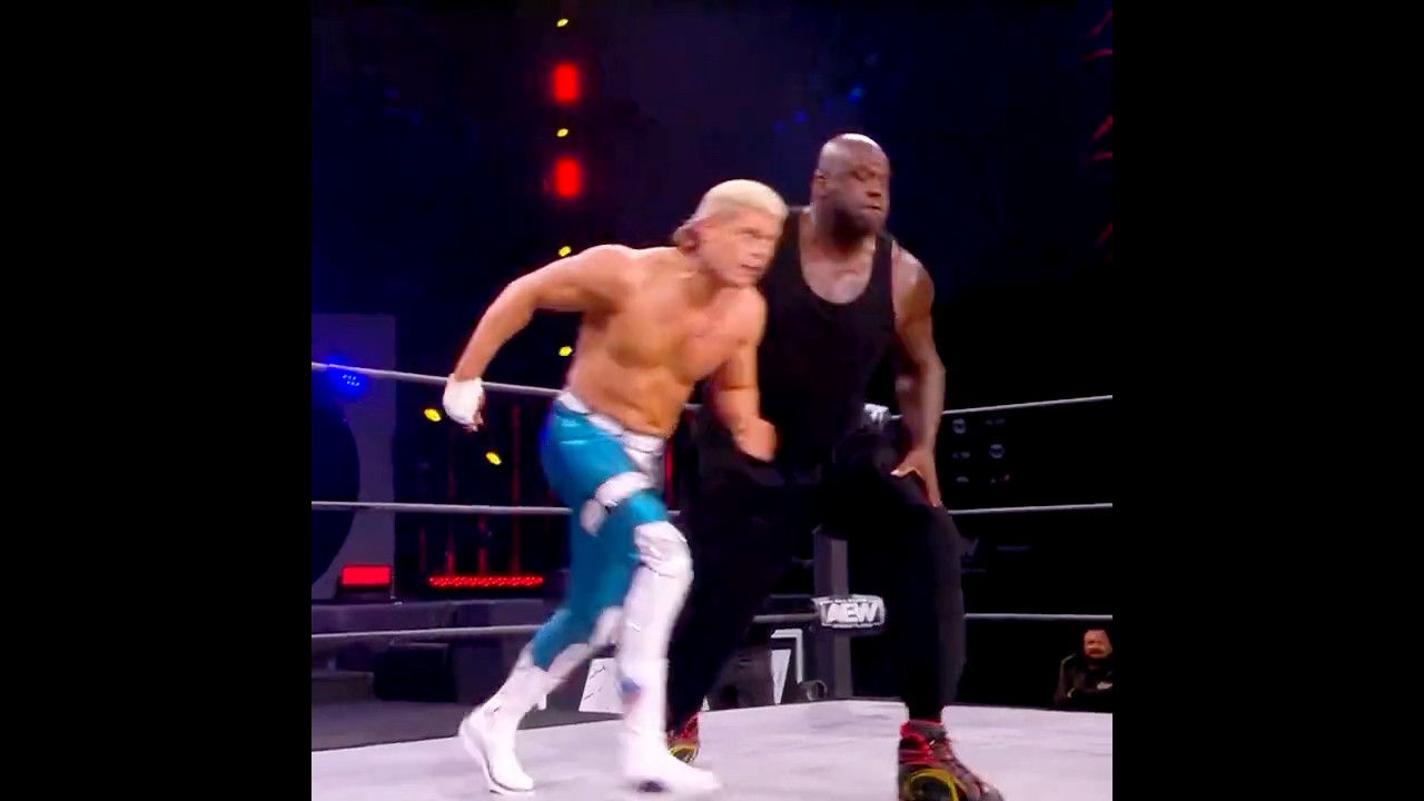SHAQ competes in an AEW ring 😲