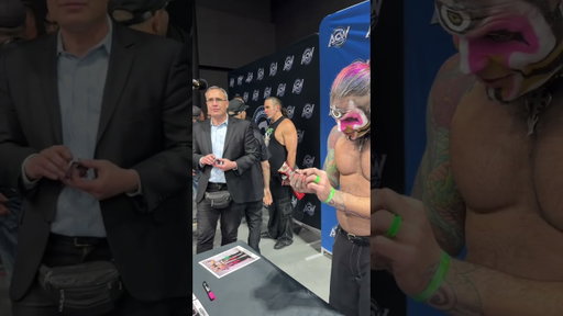 Giving Jeff Hardy the ownzpinz pin we made of him!