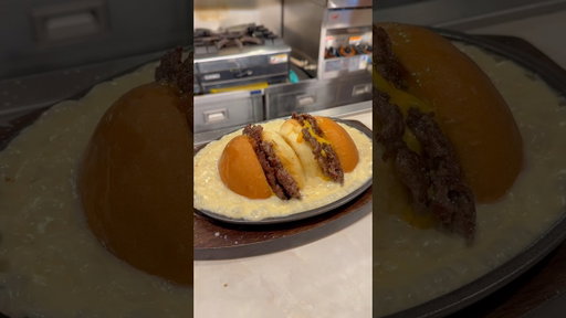 Trying the viral sizzling burger in Japan 📍American Diner, Tokyo #burger #japan
