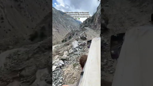 This man has no fear #dangerousroad #pakistan #pakistantravel
