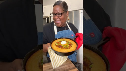 Homemade Chili & Cornbread Skillet #recipe #chilirecipe #homemade