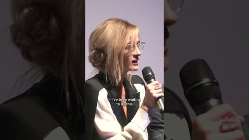 Julia Roberts has the most genuine reaction to a fan's t-shirt: "What a good human you are!"
