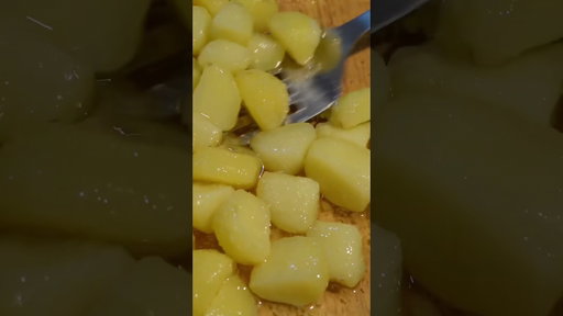 crispy garlic roast potatoes 🥔 super crunchy and garlicky roasted potatoes that  #food #cooking