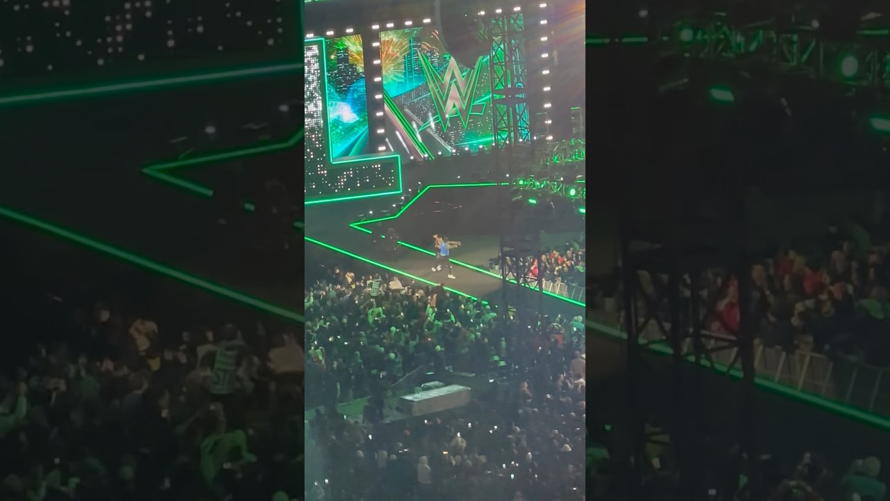 Jey Uso comes out to help Cody Rhodes at Wrestlemania 40