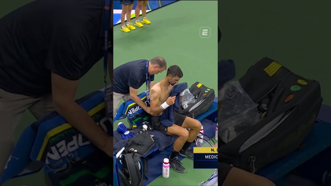 DJOKOVIC COM DORES! ATENDIMENTO EM QUADRA 😥 #shorts