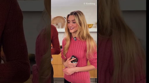 Finn Wolfhard and Natalia Dyer showed us the last food photos on their phone #strangerthings