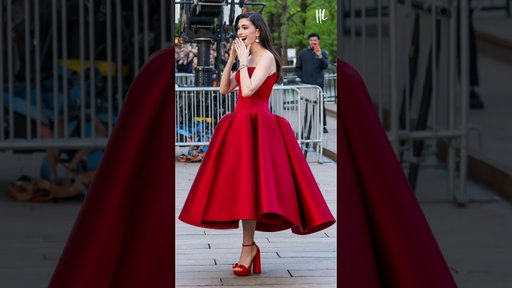 Anne Hathaway stuns in red at the world premiere of #TheDevilWearsPrada2. 👠(📸: Getty Images)