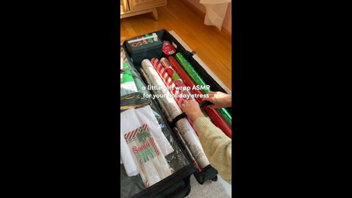 Name a better feeling than when the scissors start gliding through the wrapping paper 😌