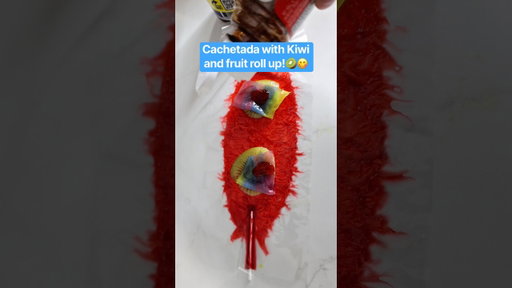 Cachetada with kiwi and Fruit Roll-Up! 🥝🇲🇽 #cachetadas #cachetada #mexican #mexicansnacks #candy