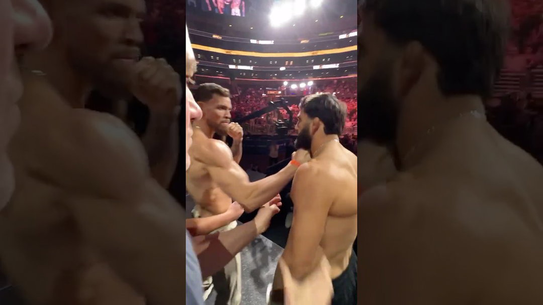 Veja por outro ângulo a encarada entre Arman Tsarukyan e Maurício Ruffy! #Cryptocom #UFC331 🔥