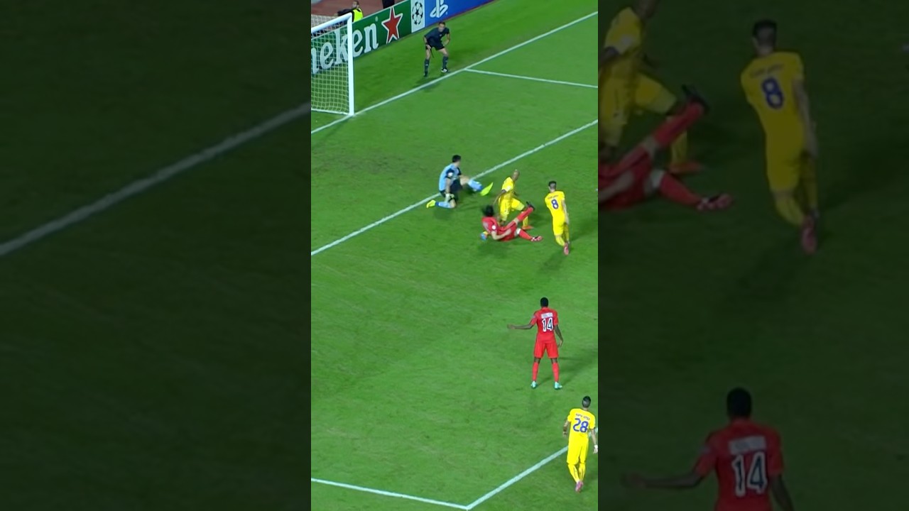 Cavani scores even whilst falling over!